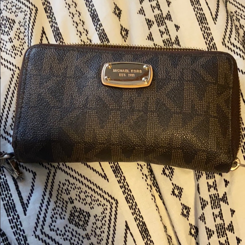 Michael kors wallet wrist strap is broken